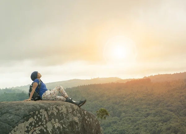 Traveling woman relaxing trekking on rock cliff use for people l — Stock Photo, Image