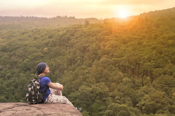 Viajando mulher relaxante trekking no uso penhasco rocha para as pessoas l — Fotografia de Stock