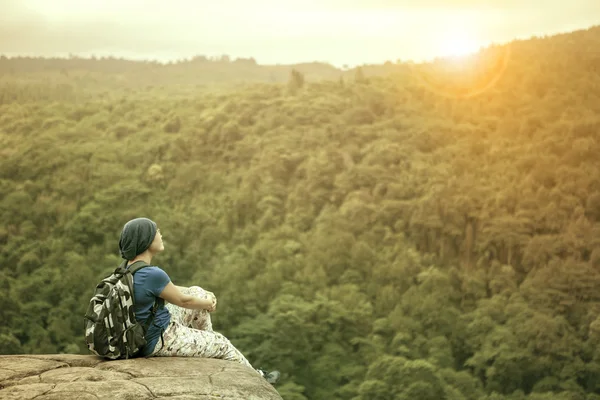 Viajando mulher relaxante trekking no uso penhasco rocha para as pessoas l — Fotografia de Stock