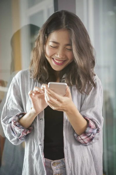 Asiático joven mujer riendo con felicidad emoción buscando y — Foto de Stock