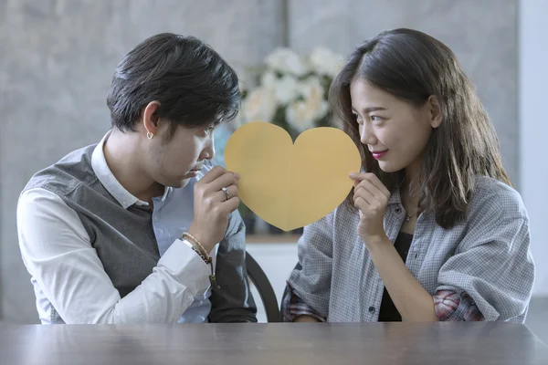 Asyalı erkek ve kadın kalp şekli kağıt tutan çiftler zekâ kesmek — Stok fotoğraf
