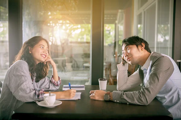 Couples of younger asian man and woman relaxing with hot coffee — Stock Photo, Image