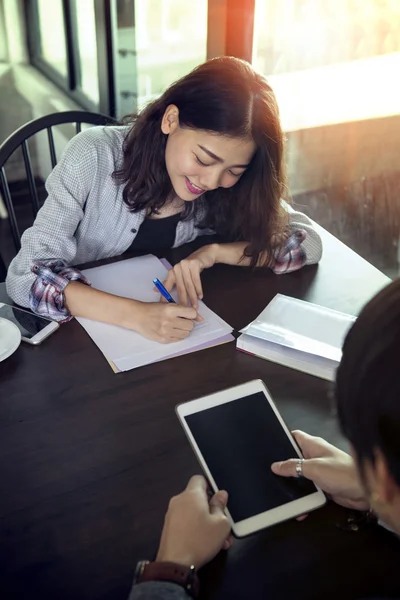 Jüngere asiatische Frau arbeitet mit Glücksgefühlen auf Büro-Tab — Stockfoto