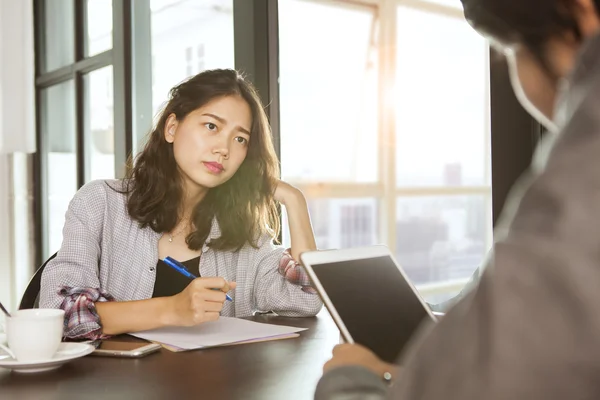 사무실에 일 하는 아시아 여자 팀 회의 심각한 문제 — 스톡 사진