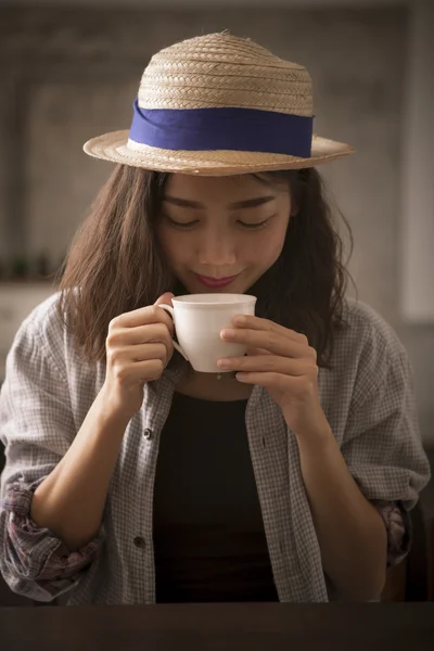 Vacker asiatisk kvinna och hett kaffe kopp lycka leende ansikte — Stockfoto