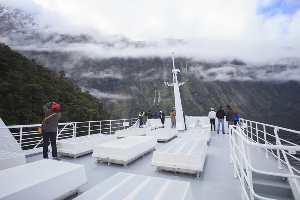 Cruzeiro viajando em milfordsound fiordland parque nacional sul — Fotografia de Stock