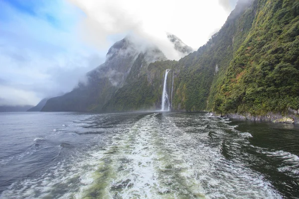 Hermosa escena brumosa de milfordsound fiordland parque nacional por lo que — Foto de Stock