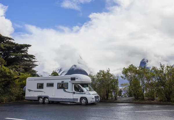 Milford Sound nya Zeeland-30 augusti: husbilen i parkering mycket — Stockfoto