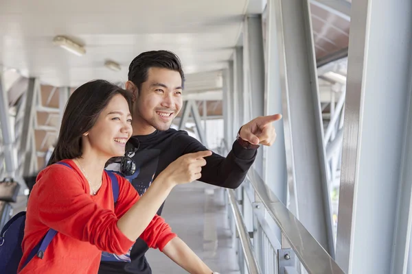 Paren voor jongere asian reizen van man en vrouw op zoek en POI 's — Stockfoto