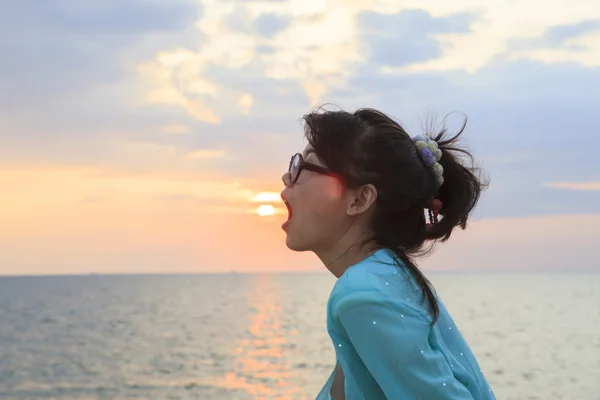 Joven asiático mujer abierto boca con sol set cielo fondo — Foto de Stock
