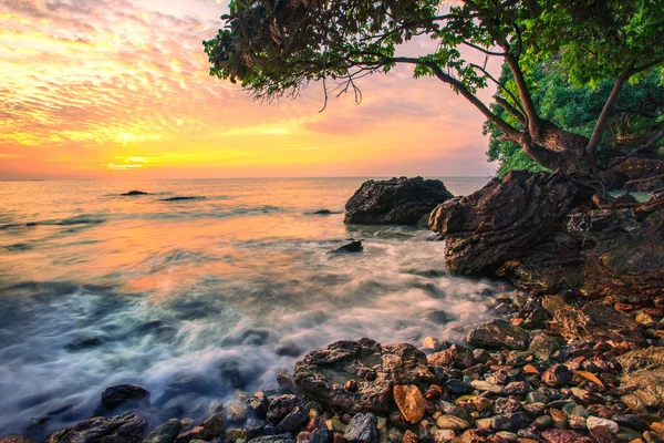 Hermoso paisaje marino cielo dramático amanecer amanecer de wang kae —  Fotos de Stock