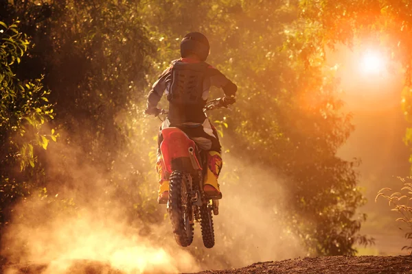 Man rider motorcykel i motor cross track användning för personer aktiviteter — Stockfoto