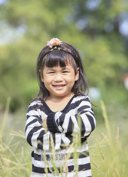 关闭了的亚洲儿童露齿微笑的脸幸福 em 的脸 — 图库照片