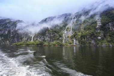 Yeni Zelanda su Şelalesi milford ses fiordland ulusal park