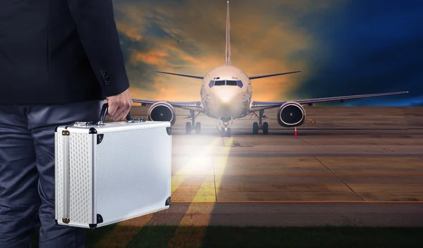 Uomo d'affari con metallo forte bagaglio in piedi in aeroporto runwa — Foto Stock