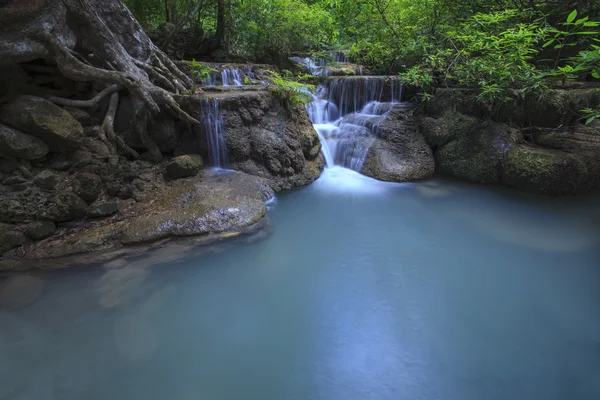 Caduta di pietra calcarea in acqua arawan caduta parco nazionale kanchan — Foto Stock