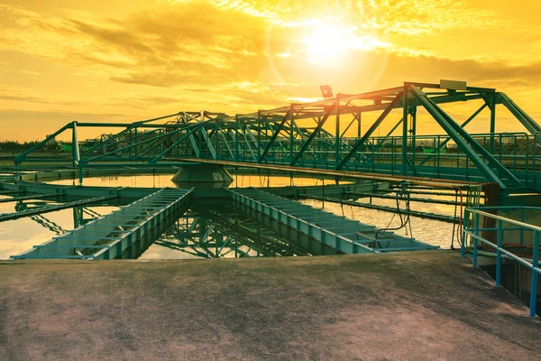 Grote tank van de watervoorziening in metropolitan waterwerken industrie pla — Stockfoto