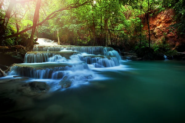Belle huay meakamin l'eau tombe dans la forêt profonde kanchababuri — Photo
