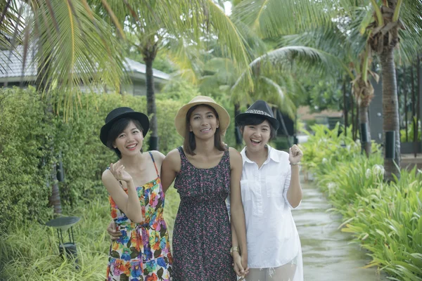 Asyalı genç kadın arkadaş ile parkta yürüyüş dikey grup — Stok fotoğraf