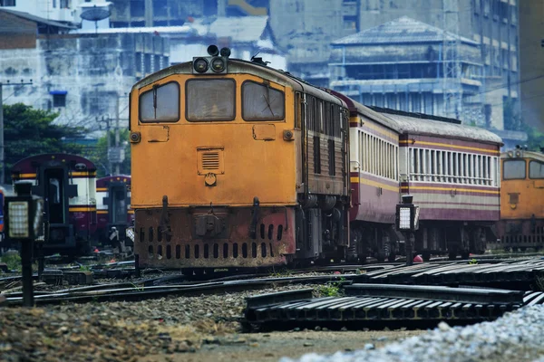 Trens tailandeses em bangkok estação ferroviária — Fotografia de Stock