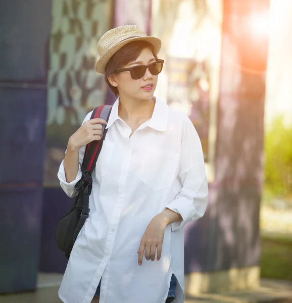 Portrét mladší asijské ženy nosí slaměný klobouk a slunce glasse — Stock fotografie