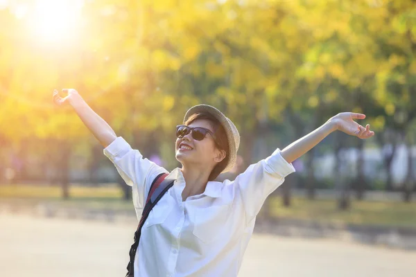 Junge Asiatin trägt weißes Hemd und Sonnenbrille — Stockfoto