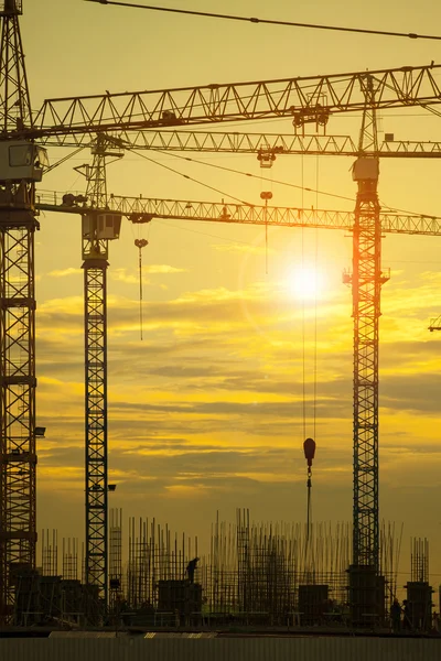 Grúa de construcción de edificios contra el hermoso cielo oscuro —  Fotos de Stock