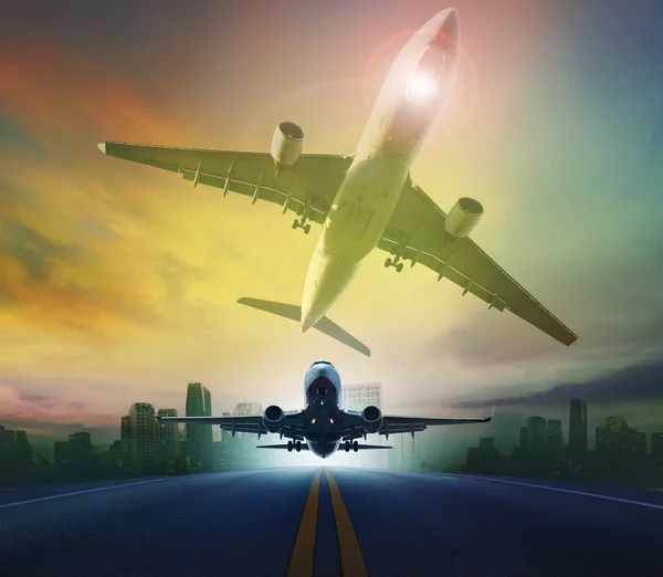 Passenger plane flying against skyscraper background for transpo — Stock Photo, Image