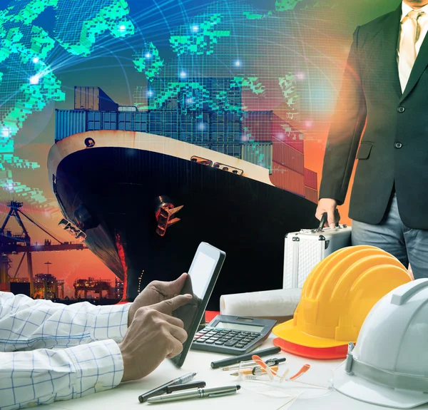 Werkende man en investeerder tegen container schip in de haven gebruik voor — Stockfoto