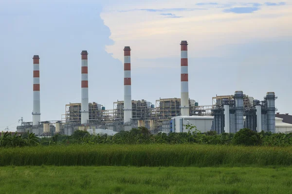 Καταπράσινο περιβάλλον και ηλεκτρική γεννήτρια θερμοηλεκτρικού σταθμού στο bangpr — Φωτογραφία Αρχείου
