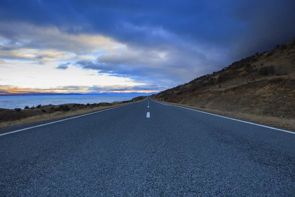 Carretera de asfalto en aoraki - mt.cook parque nacional de Nueva Zelanda — Foto de Stock