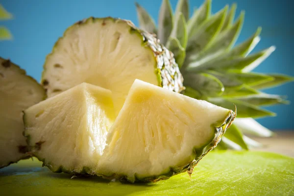 Close-up snijden van ananas en blauwe achtergrond — Stockfoto