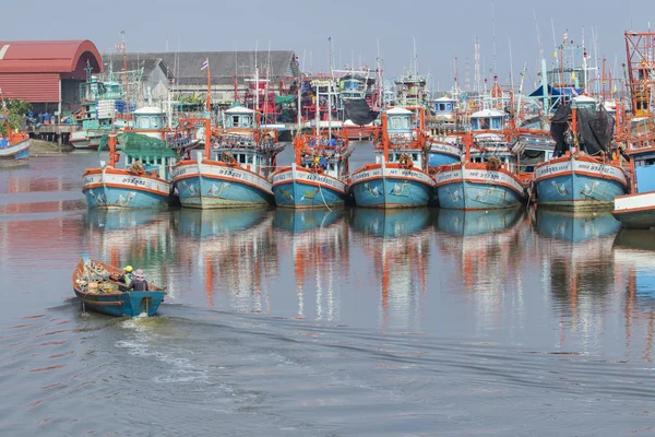 RAYONG THAILAND - APRIL 12 : local fishery boat approaching in r — Stock Photo, Image