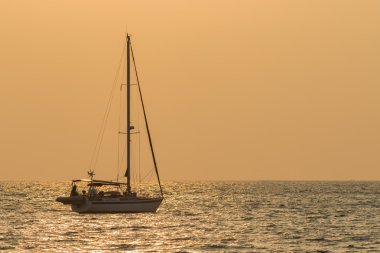 yelkenli yat tekne silueti güneş üzerinde yüzen gökyüzü deniz seti ,