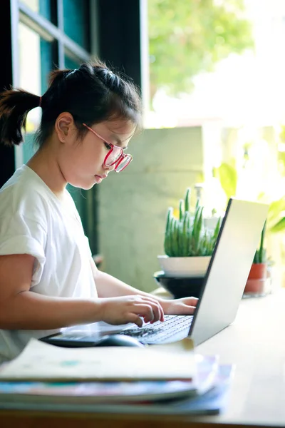 Asiático Crianças Trabalhando Computador Laptop Casa — Fotografia de Stock