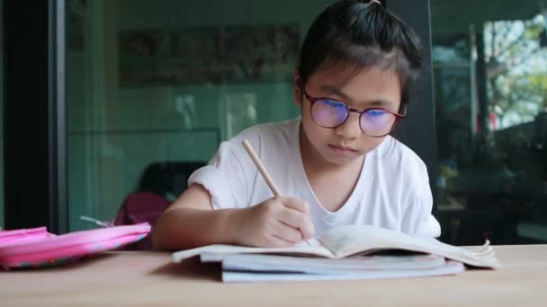 Asiático Estudante Fazendo Escola Casa Trabalho — Vídeo de Stock