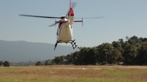 Helikopter Opstijgen Vanaf Grond — Stockvideo