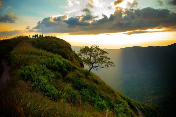 美しい太陽光に対するプトゥブ タイの山の上の観光客 — ストック写真