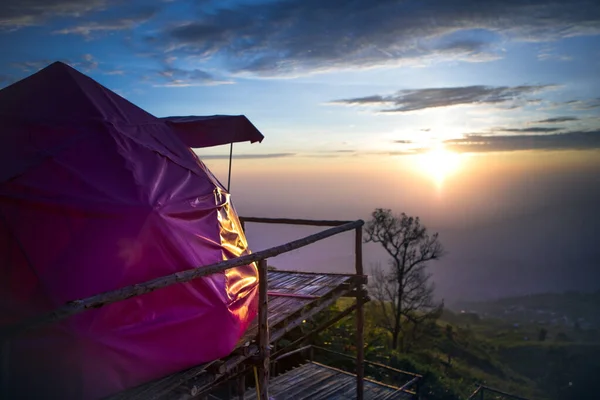 タイの山の頂上にある美しいテント — ストック写真