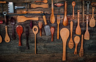 Ahşap mutfak gereçleri eski ahşap arka planda dekore edilmiştir.