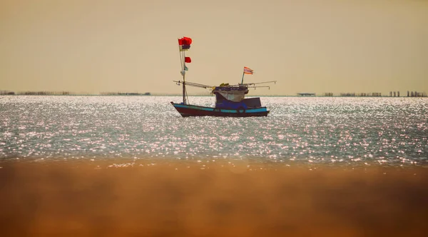 Thai Fiskebåt Som Flyter Över Vanligt Hav — Stockfoto