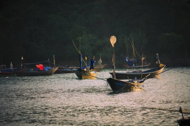 Sade deniz limanında yüzen eski ahşap tekne