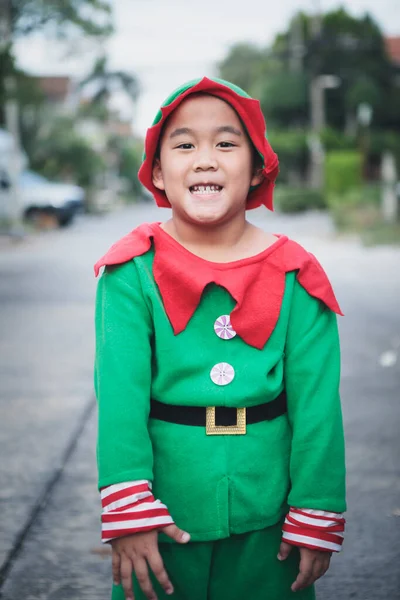 Azjatyckie Dzieci Czerwonym Zielonym Garniturze Santa Claus Motyw Stojący Zewnątrz — Zdjęcie stockowe