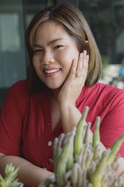 Портрет Головы Азиатской Женщины Зубастое Улыбающееся Лицо Настроением Счастья — стоковое фото