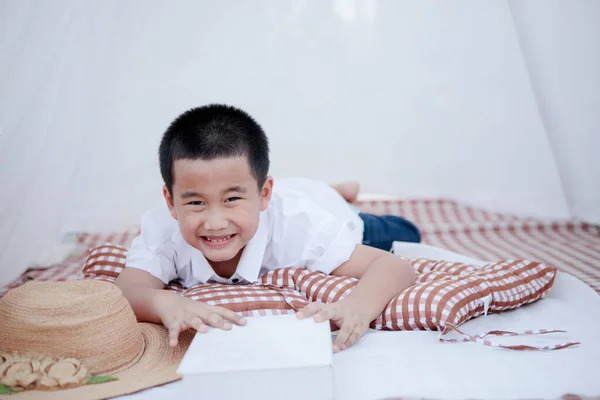 Sourire Visage Des Enfants Asiatiques Couché Sur Sol — Photo