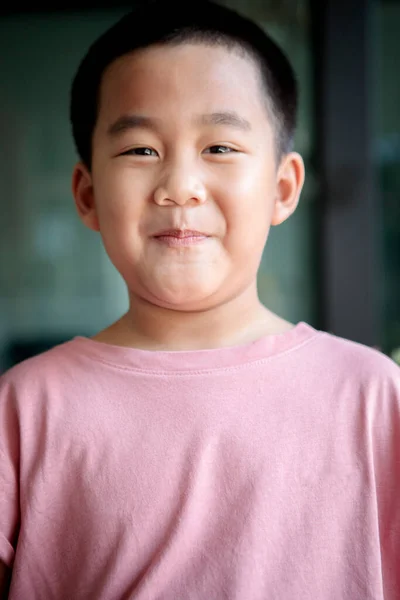 Зубастое Улыбающееся Лицо Азиатских Детей — стоковое фото