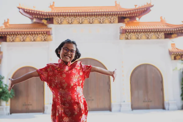 Asiático Chica Usando Rojo Chino Traje Felicidad Contra China Templo —  Fotos de Stock