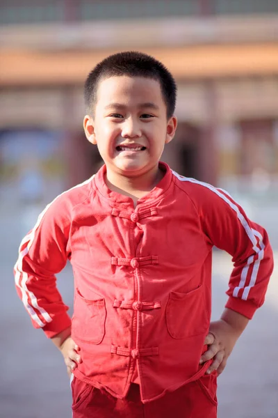 Portrait Asiatique Garçon Portant Chinois Rouge Costume Debout Extérieur — Photo