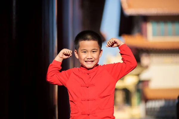 Portret Azji Chłopiec Noszenie Chiński Czerwony Garnitur Stojący Zewnątrz — Zdjęcie stockowe