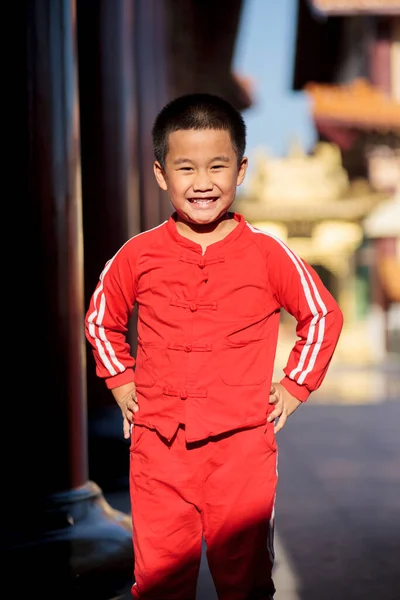 Portret Aziatische Jongen Dragen Chinees Rood Pak Staan Buiten — Stockfoto